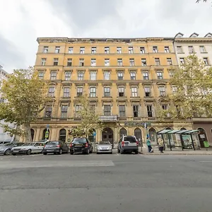 Atlanta Is In The Heart Of , Budapest Hungría